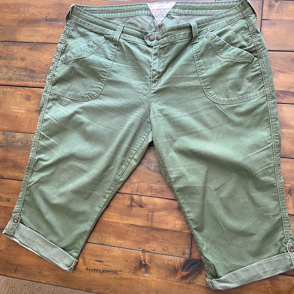 Levi’s Olive Green Capris 24W